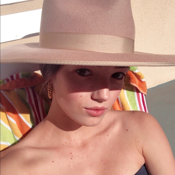 Meet your Posher, Eila - Picture 3 of 5